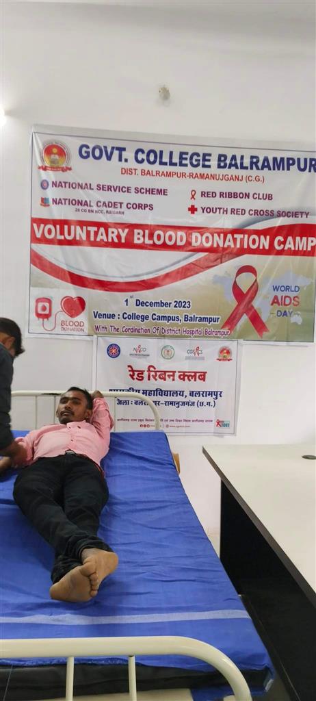 बलरामपुर शासकीय महाविद्यालय में रक्तदान शिविर का हुआ आयोजन, युवाओं ने लिया बढ़-चढ़कर हिस्सा